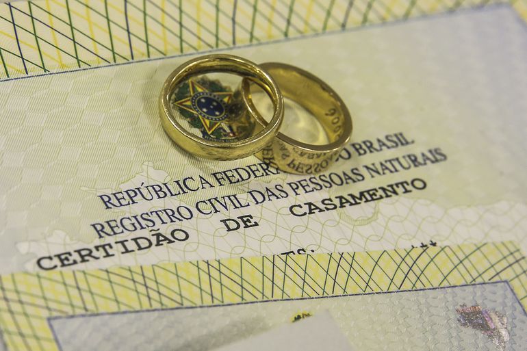 Cai  22% o número de mulheres que adotam o sobrenome do marido no casamento no Paraná
