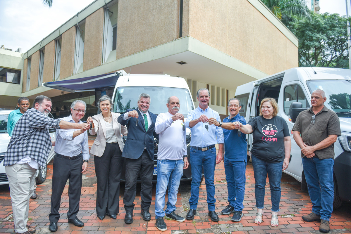 Prefeito Ulisses Maia entrega cinco veículos adquiridos via emenda parlamentar para três secretarias municipais