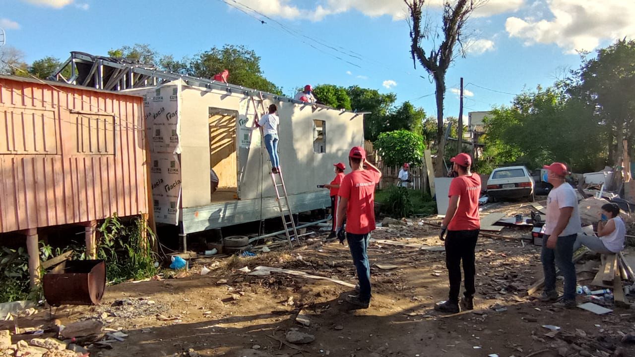 Barbieri do Brasil constrói primeira casa em comunidade