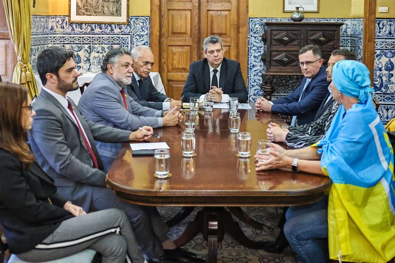  Ministro Márcio Macedo recebe carta de comunidade ucraniana em Portugal para Lula