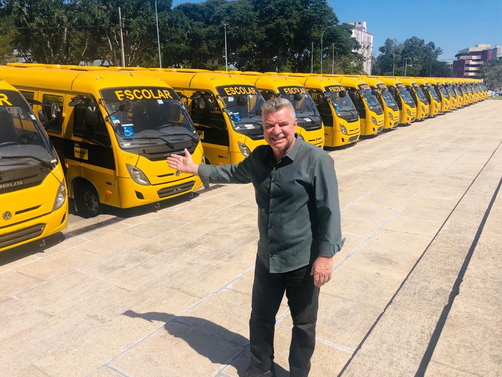 Delegado Jacovós participa da entrega de 173 ônibus escolares para municípios do PR