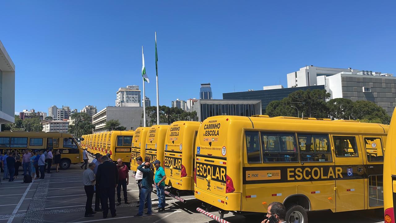 Zeca Dirceu participa da entrega de 173 ônibus escolares às cidades do Paraná