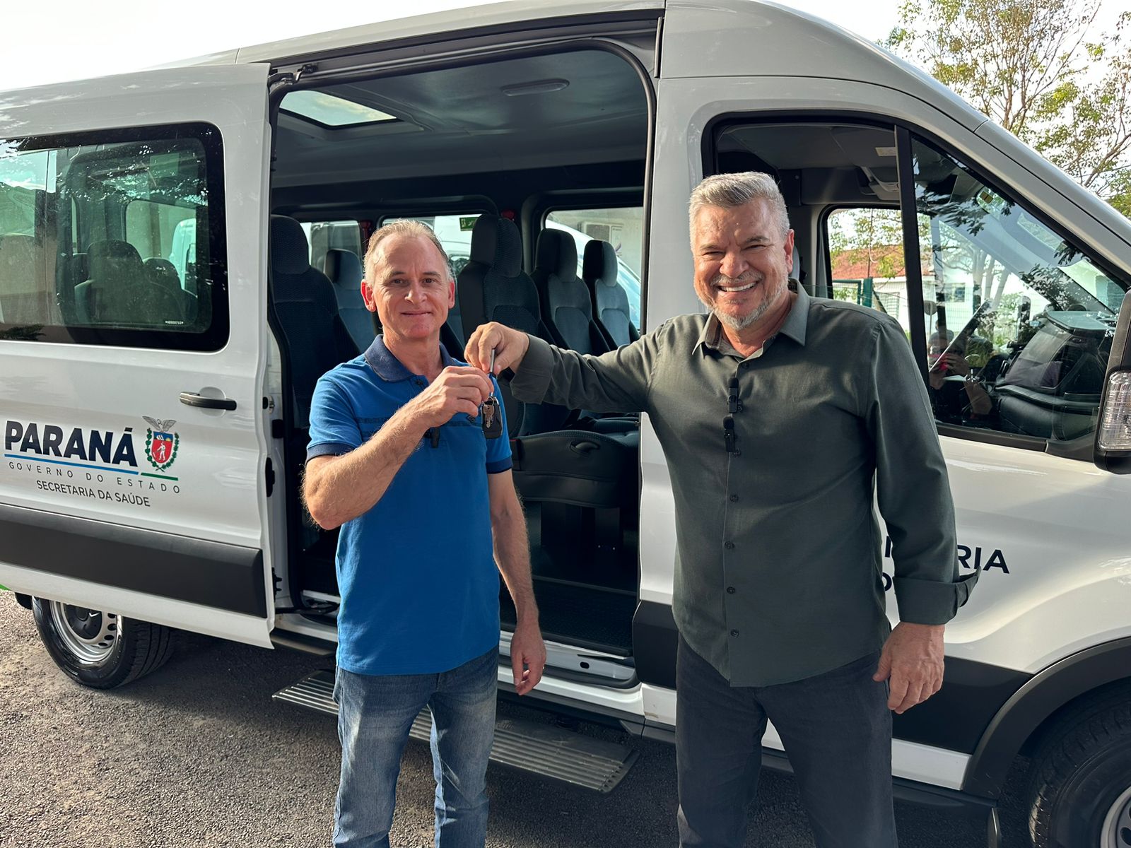 Paiçandu: Delegado Jacovós entrega duas vans para transporte de pacientes do município