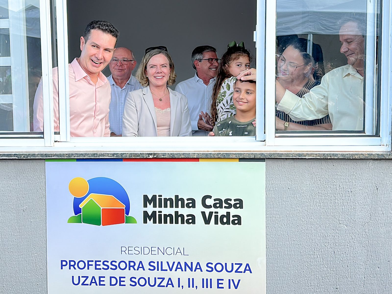 Ministro das Cidades e deputada Gleisi inauguram casas em Santa Mariana