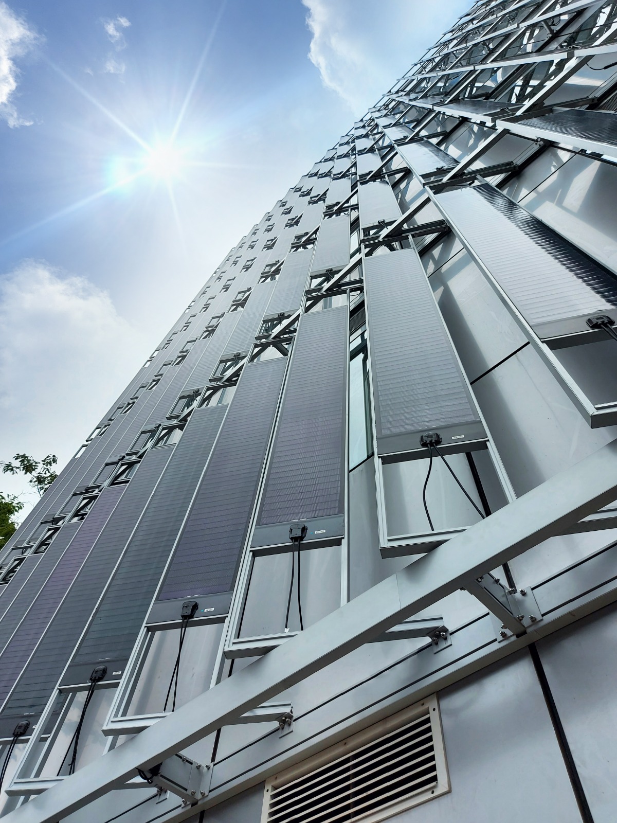 Projeto inédito no Brasil utiliza filme fino flexível na geração de energia solar em fachada de prédio