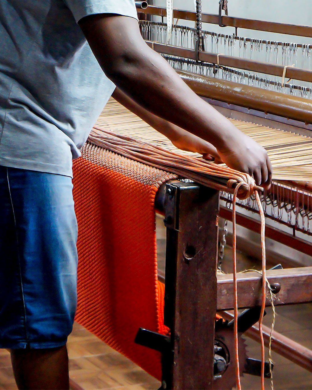 Confecção de tapetes artesanais apoia a sustentabilidade