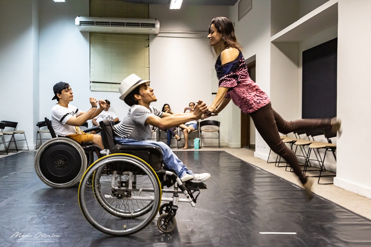 Jaime Arôxa comanda aulas de dança de salão para cadeirantes
