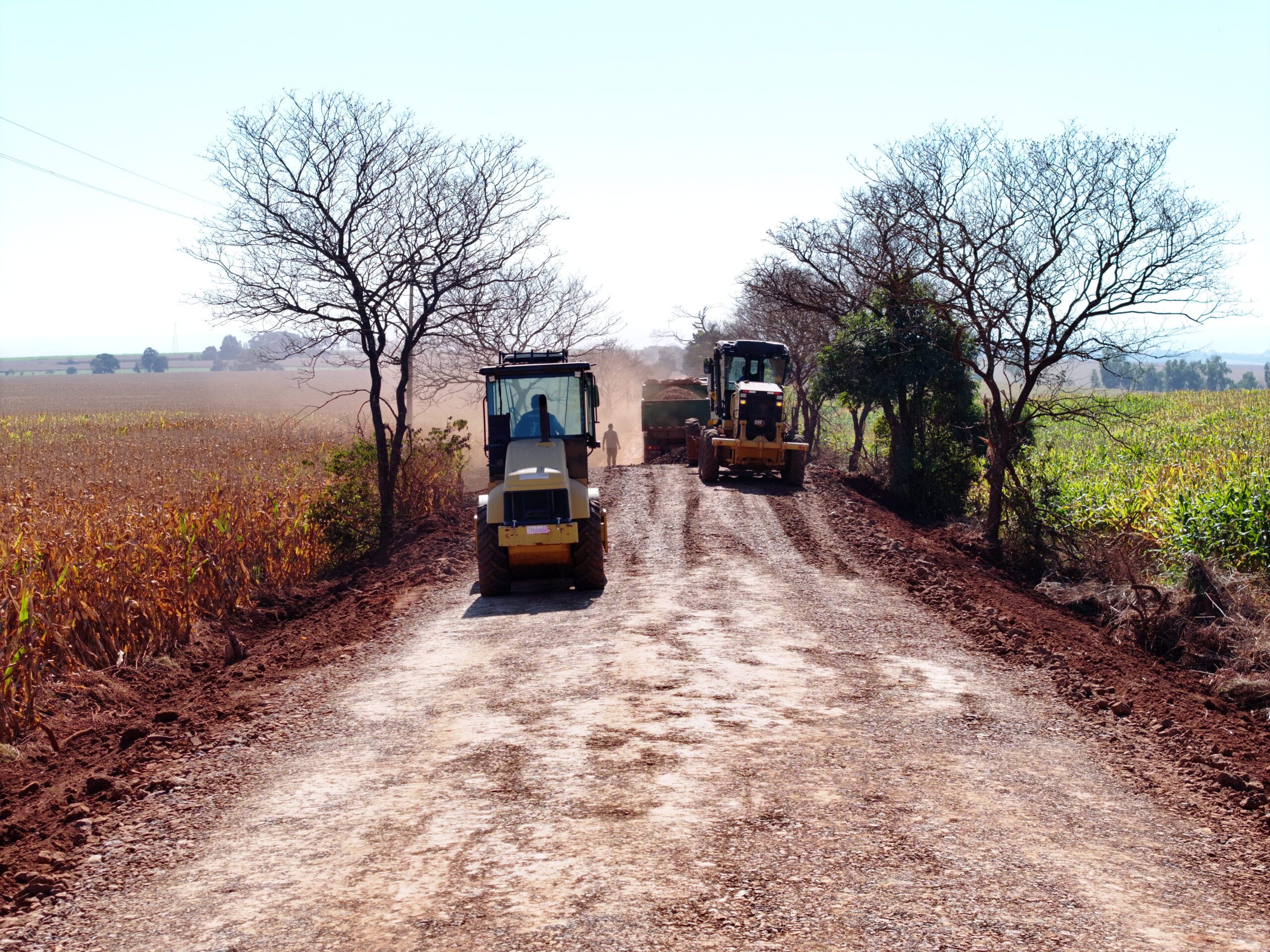 Com investimento de R$ 1 milhão, Prefeitura realiza cascalhamento na Estrada Romeira e intensifica melhorias na zona rural