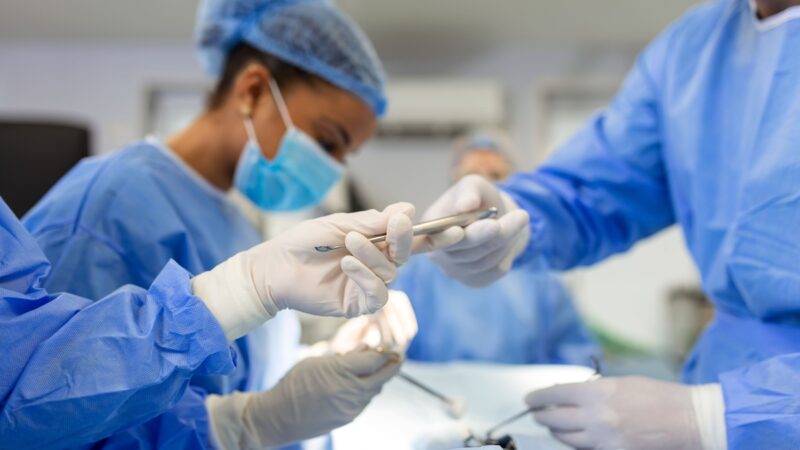 Brasil importa maioria dos insumos cirúrgicos dos EUA