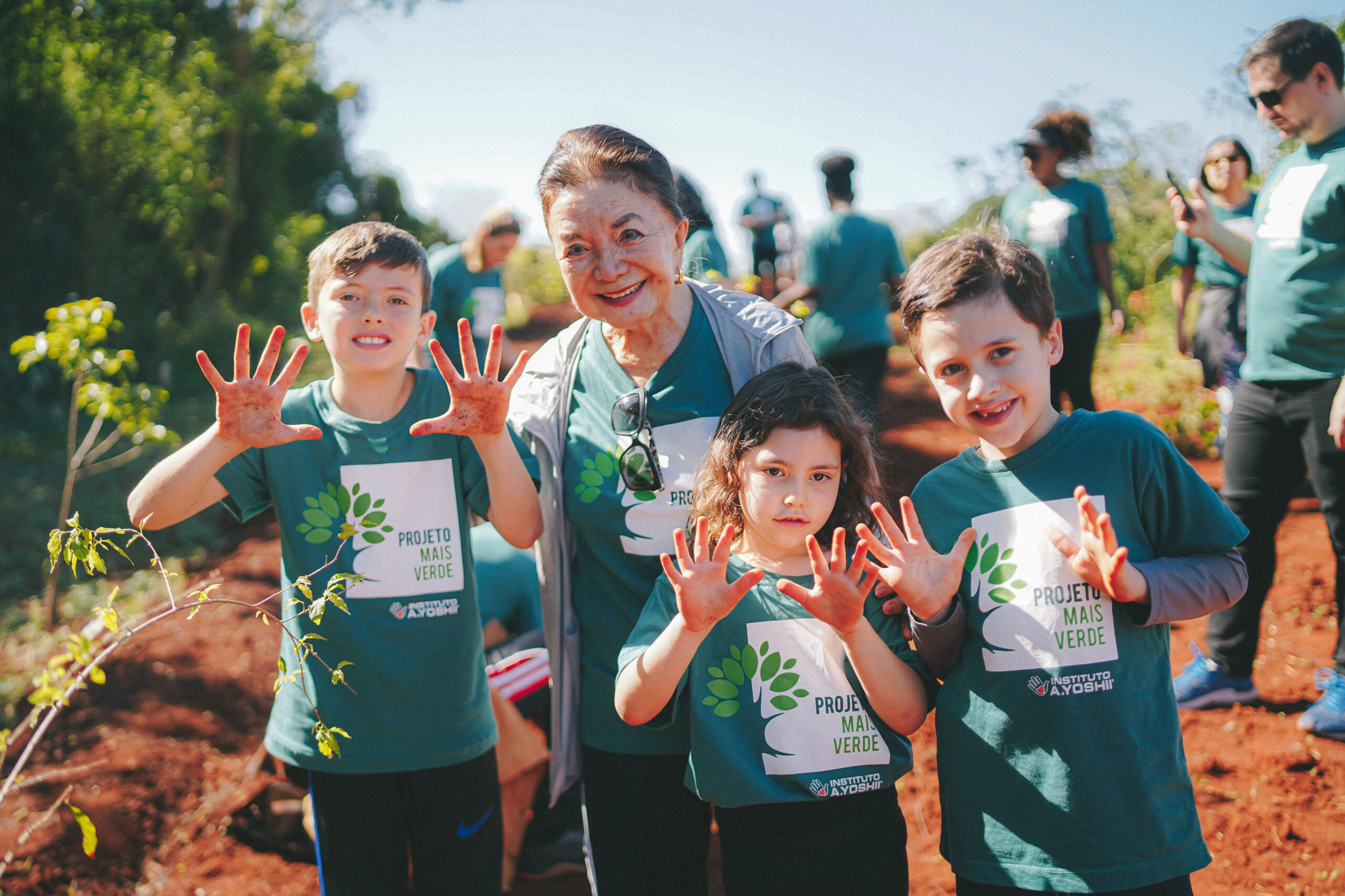 Projeto Mais Verde: alunos voluntários da Escola Municipal Norman Prochet plantam árvores em Londrina (PR)