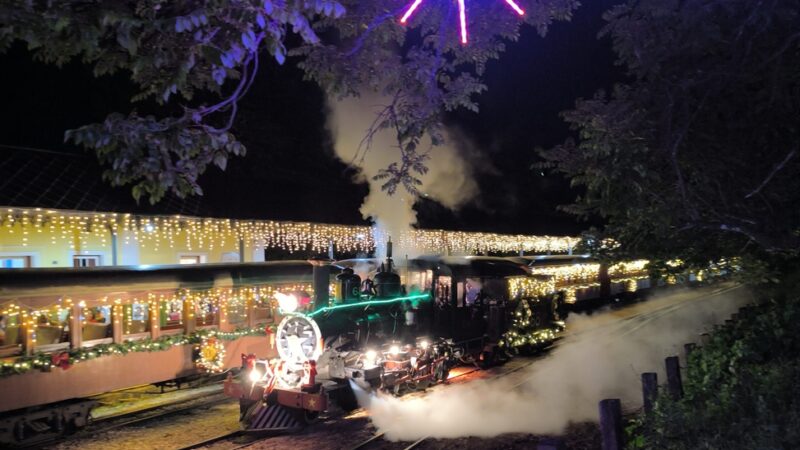 Tiradentes vive magia do Natal com Papai Noel e Maria Fumaça