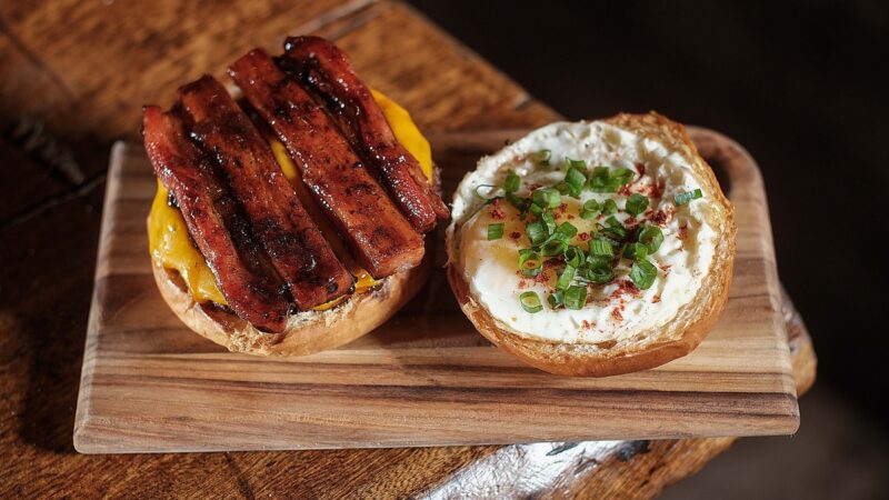 Hamburgueria autoral BRUTTUS celebra Dia do Bacon