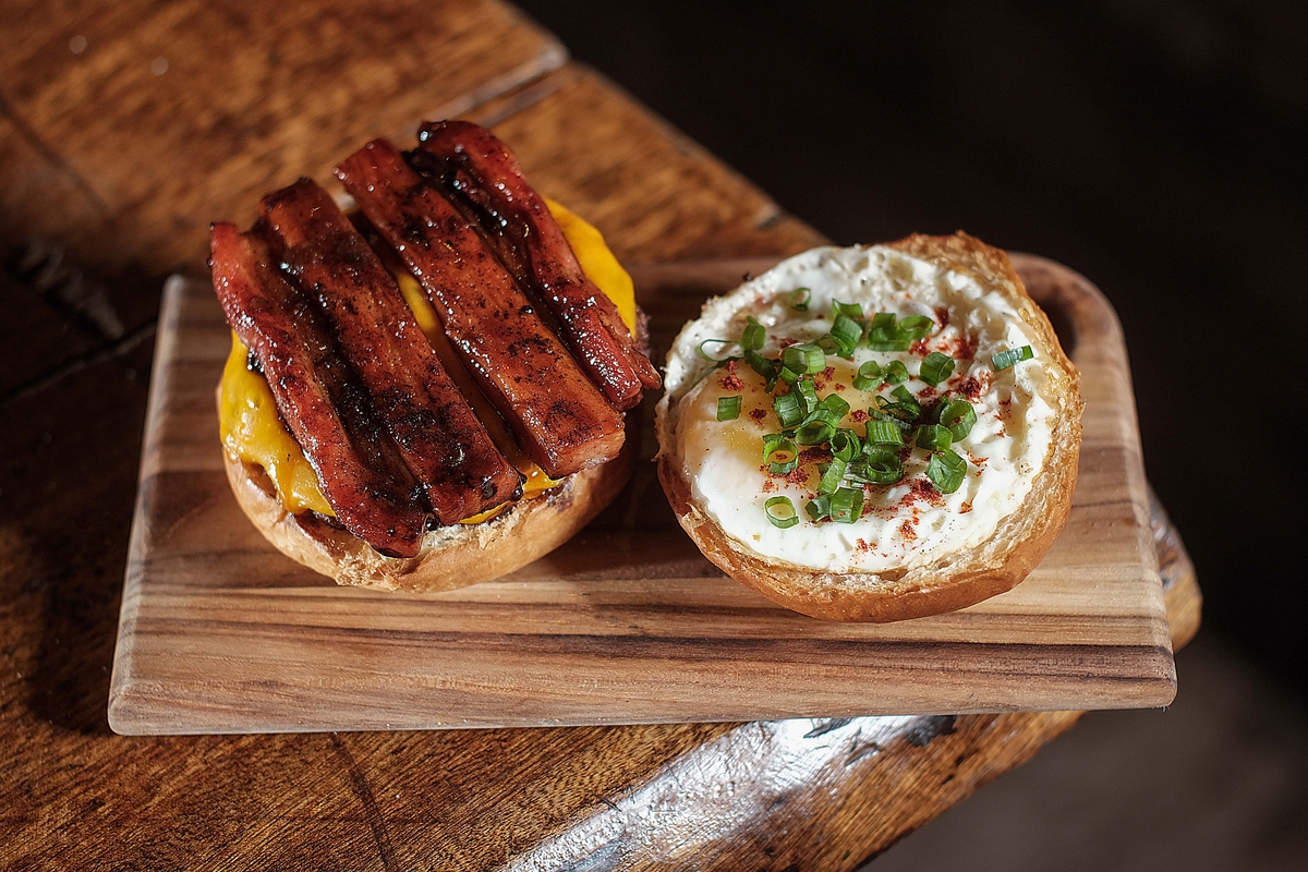 Hamburgueria autoral BRUTTUS celebra Dia do Bacon