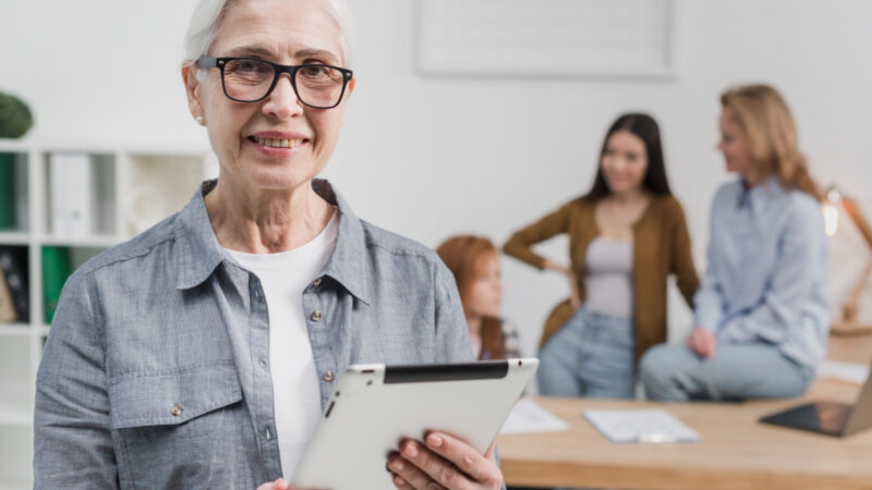 UniCuritiba lança programa de bolsas de estudo para pessoas acima de 50 anos