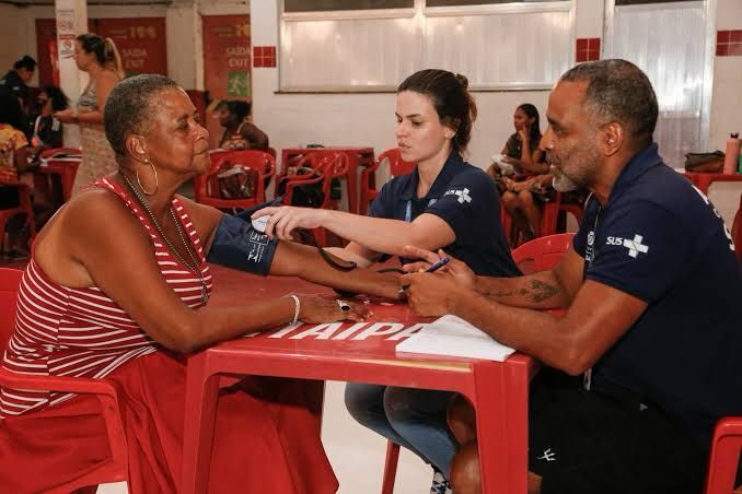 Atendimentos a laser beneficiam comunidades do Samba no RJ