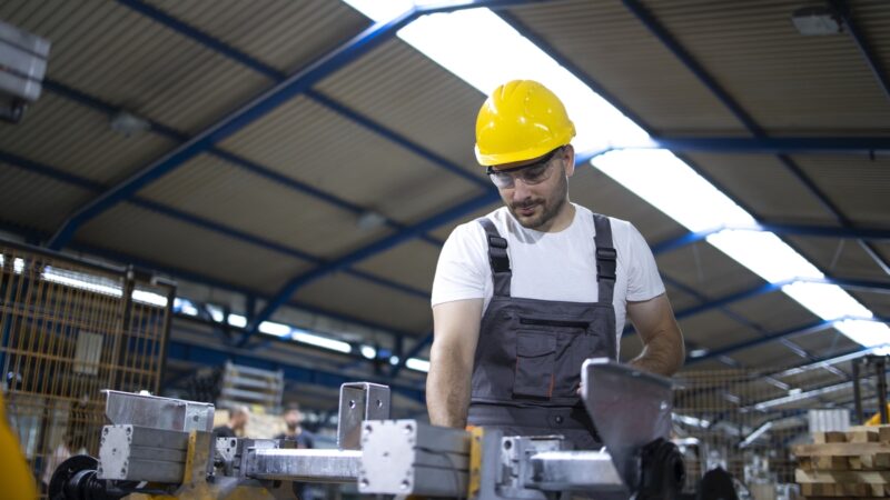 Manpower abre 42 vagas para operador(a) de produção em SP