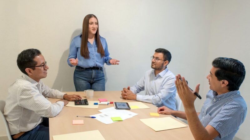 Escassez de talentos mantém pressão no mercado de trabalho