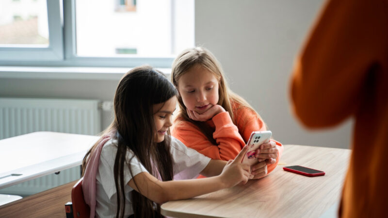 Uso de celulares nas escolas é foco de debate no Brasil