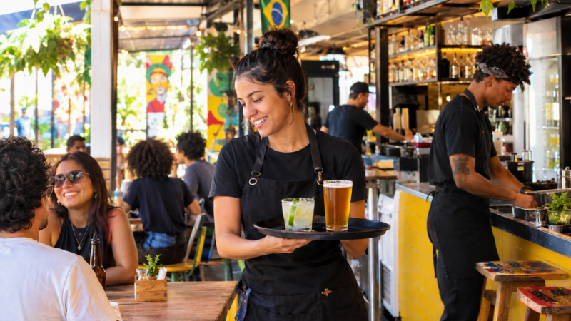 Bares e restaurantes são o 2º setor que mais contrata jovens