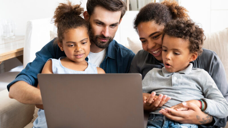 Informação validada guia pais e evita diagnóstico online