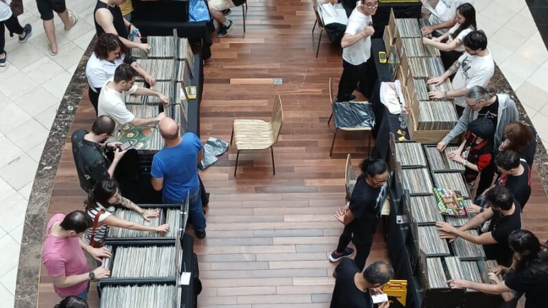 Feira de Vinil retorna ao Shopping Crystal em edição especial pelo Dia do Rock