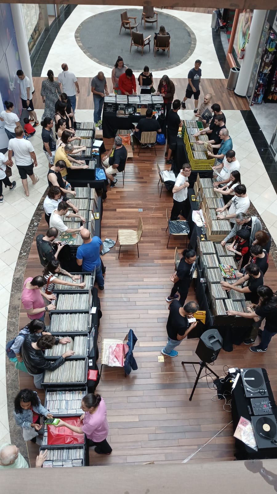 Feira de Vinil retorna ao Shopping Crystal em edição especial pelo Dia do Rock