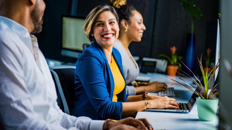 Empresas abrem vagas de emprego, estágio e trainee pelo país