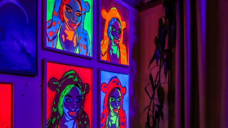 Bia Ferrer apresenta exposição de stencil neon em São Paulo