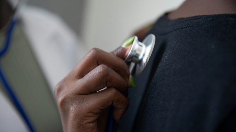 No combate ao câncer, atendimento médico beneficia trabalhadores da construção