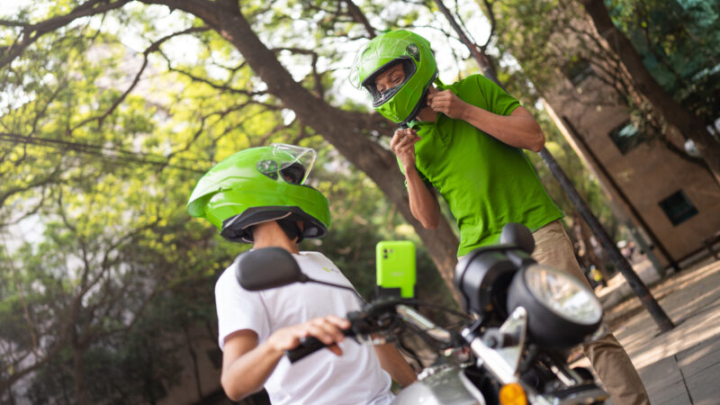 inDrive lança guia de segurança para motociclistas parceiros