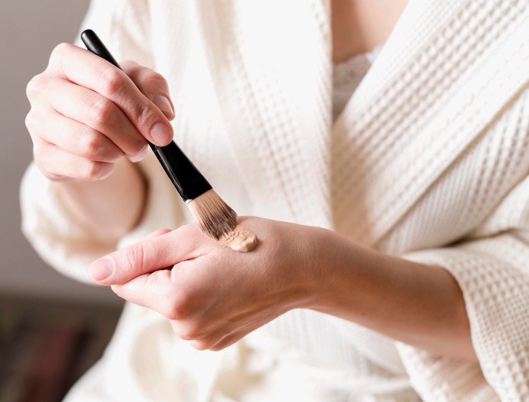 Como a maquiagem pode auxiliar os cuidados com a pele a longo prazo