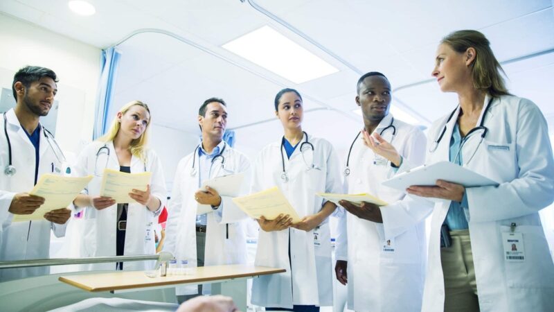 Médicos residentes reivindicam aumento da bolsa