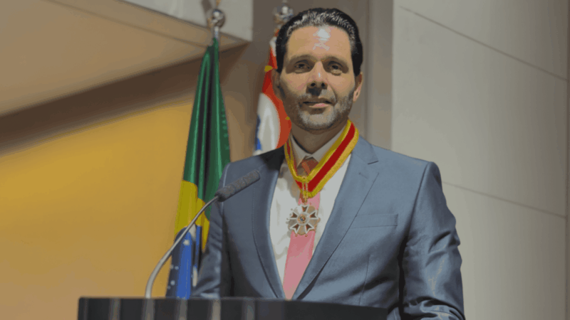 Empresário do setor automotivo é condecorado