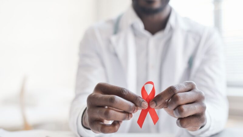 Dezembro Vermelho reforça alerta para HIV e outras ISTs