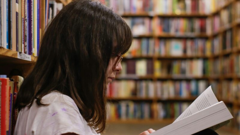 Clube do livro dentro da escola incentiva o hábito da leitura entre os jovens