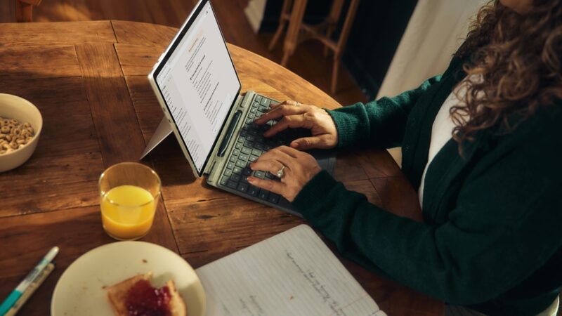 Pearson e AWS: IA reforça valor do ensino superior para 74%