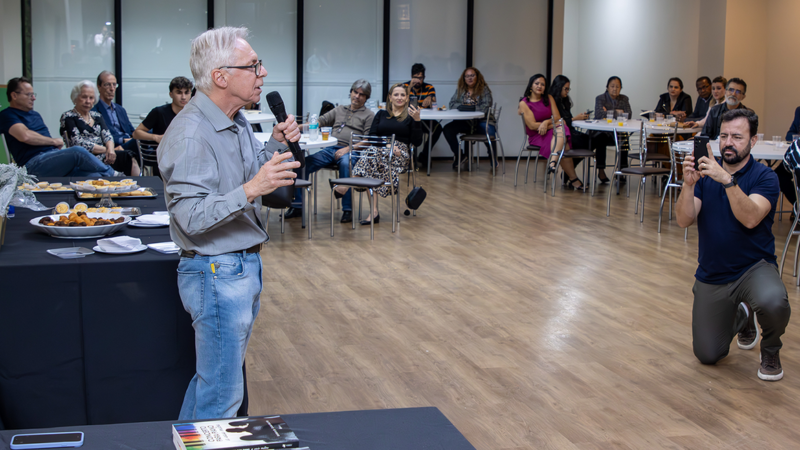 Em livro, Danilo Zanirato explora as possibilidades do amor