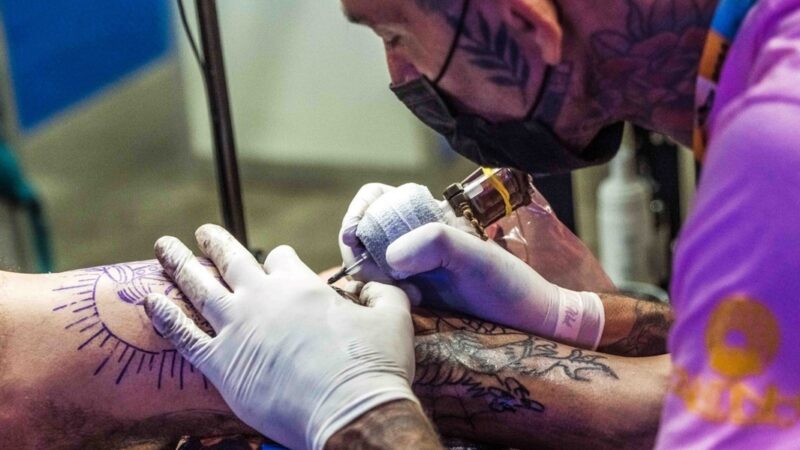 Tattoo Week Rio irá oferecer cursos de tatuagem e piercing para jovens de favela