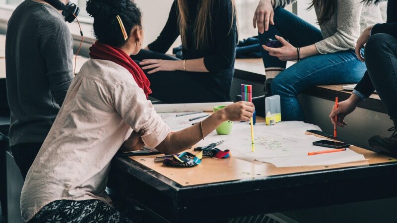 Europa atrai estudantes latino-americanos após restrições dos EUA