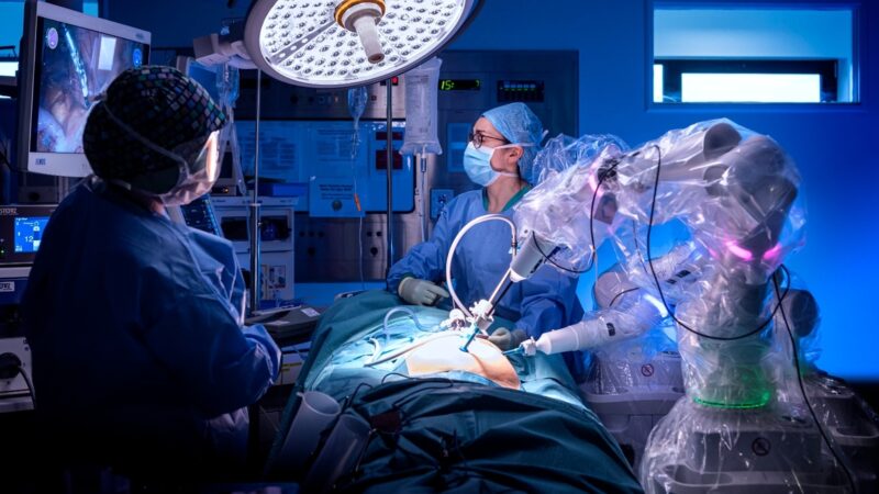 CMR Surgical promove debate sobre IA e o futuro da saúde
