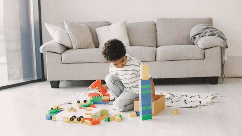 Recesso escolar desafia rotina de 2,4 milhões de brasileiros com autismo