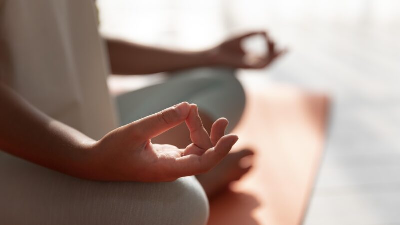 Prática da yoga beneficia corpo, mente e qualidade do sono
