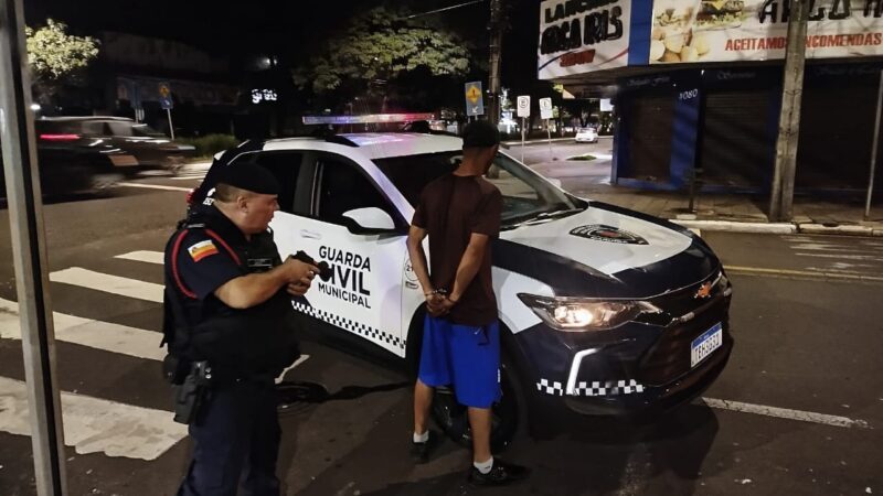 GCM de Maringá prende homem com mandado de prisão por assalto