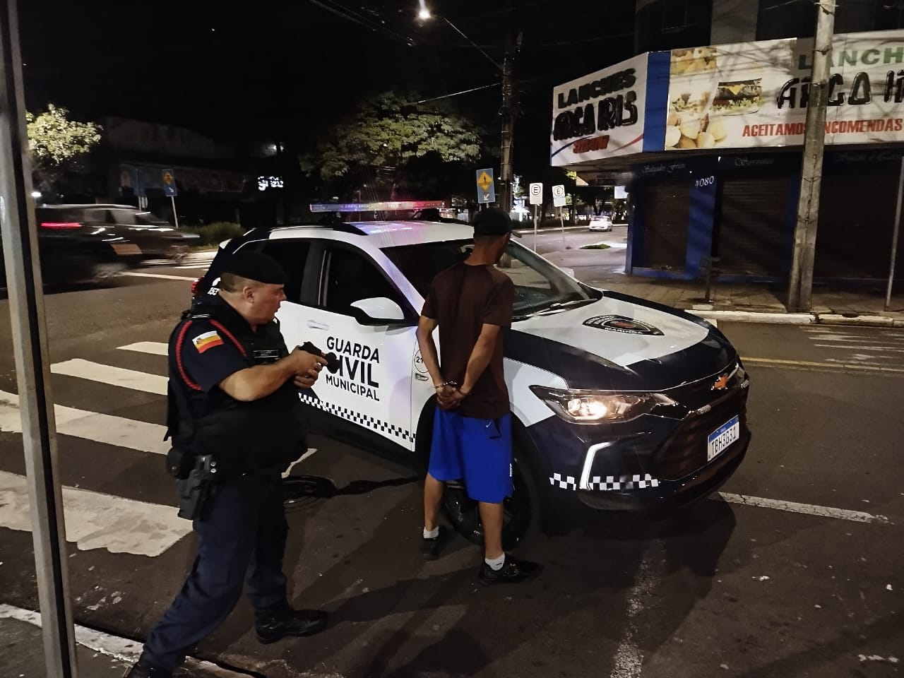 GCM de Maringá prende homem com mandado de prisão por assalto