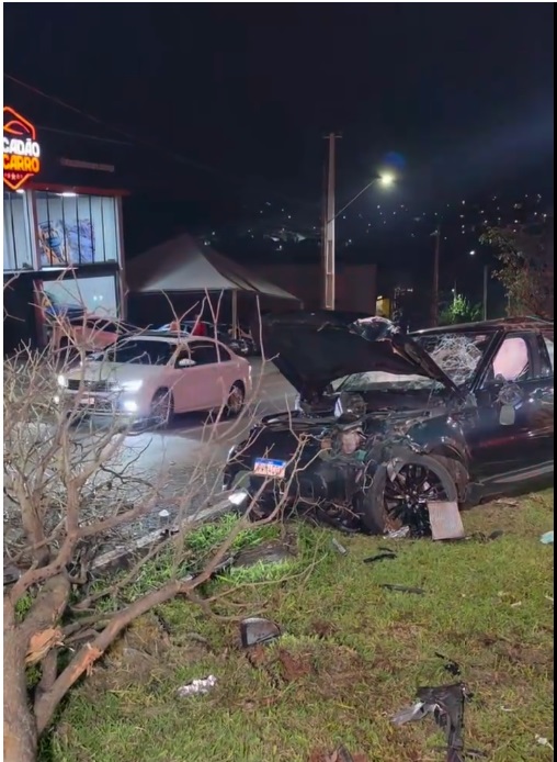 Land Rover atinge Fox, arranca árvore e capota em avenida de Maringá
