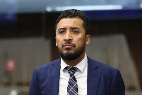 Teste de fidelidade: Deputado Adriano José terá que escolher, novamente, com quem vai ficar
