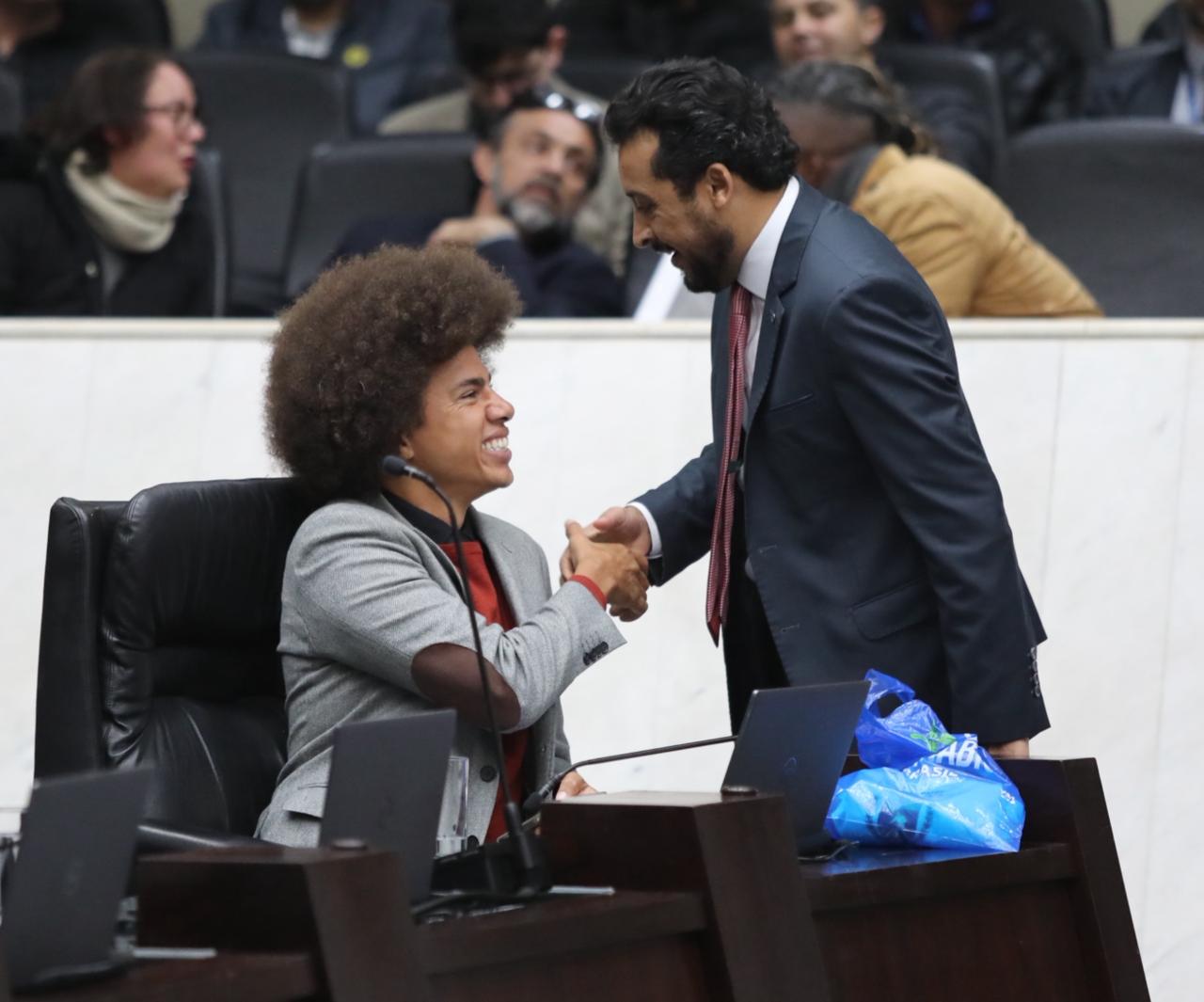 Companheiros? Após liminar barrar cassação, Adriano José (PSD) demonstra apoio institucional a Renato Freitas (PT)