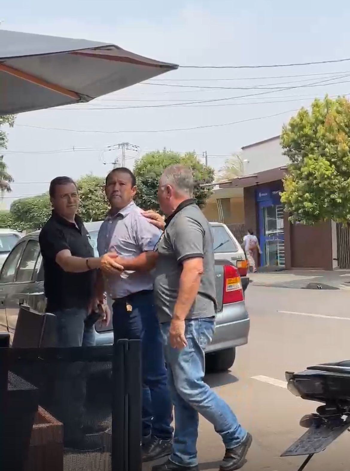 Cena lamentável: Denilson Caleran tenta agredir Beto Dentista em público?