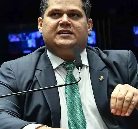 Entre Mounjaro e mensagens vazadas, quem perde peso é a influência de Alcolumbre
