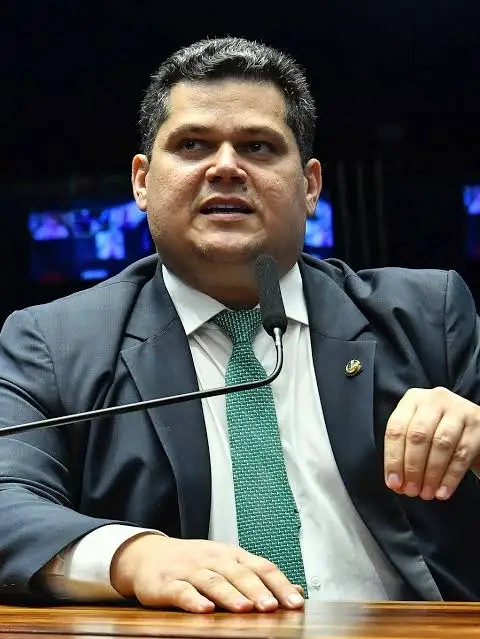 Entre Mounjaro e mensagens vazadas, quem perde peso é a influência de Alcolumbre